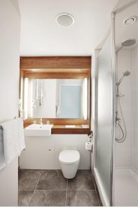 W łazience znajduje się toaleta, umywalka i lustro. w obiekcie Campanile Krakow Old Town w Krakowie