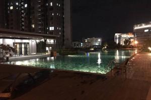 ein großes Schwimmbad in einer Stadt in der Nacht in der Unterkunft HB1611 Lake view studio unit,Hyve, Cyberjaya, Free WiFi, Netflix, Pool, Free Parking, 3039 in Cyberjaya