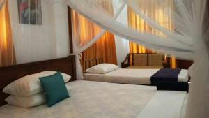 Un pat sau paturi într-o cameră la Derick's Inn
