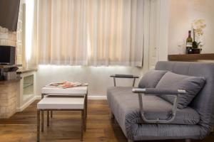 Khu vực ghế ngồi tại Haifa Luxury Boutique Apartments
