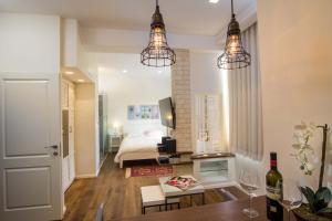 Giường trong phòng chung tại Haifa Luxury Boutique Apartments