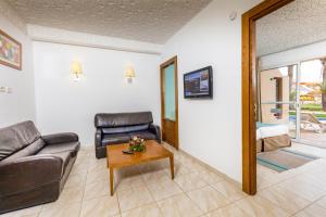 een woonkamer met een bank en een tafel bij Skanes Family Resort in Monastir