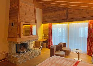 a living room filled with furniture and a fireplace at Nendaz 4 Vallées & SPA 4* Superior in Nendaz