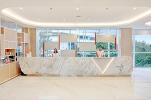 Zona de hol sau recepție la HARRIS Hotel & Conventions Bundaran Satelit Surabaya