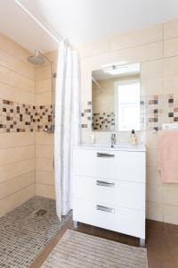 uma casa de banho com um lavatório branco e um chuveiro em Home2Book Amazing Sea Views, Terrace & Pool em Tabaiba
