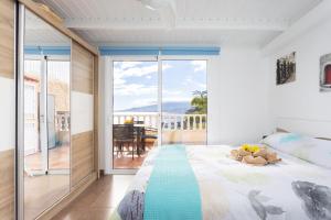 um quarto com uma cama e vista para o oceano em Home2Book Amazing Sea Views, Terrace & Pool em Tabaiba