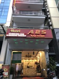una señal de hotel en el lateral de un edificio en A25 Hotel - 57 Quang Trung, en Hanói