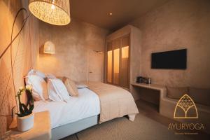 Postel nebo postele na pokoji v ubytování Ayuryoga Wellnesshotel