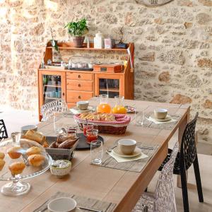 una mesa de madera con comida en la cocina en Logis de La Bénétière, en Treize-Vents