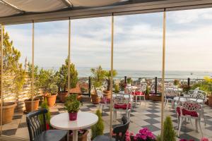 Un balcón con mesas y sillas y vistas al océano. en Istanbul Amedros Home, en Estambul