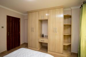 Postel nebo postele na pokoji v ubytování RAVIC HOMES NAKURU