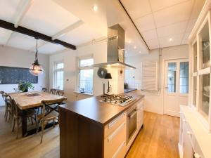 Virtuvė arba virtuvėlė apgyvendinimo įstaigoje Smaakvol Vakantiehuis Serooskerke SE06