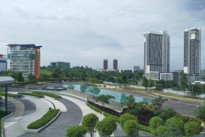 vista su una città con un fiume e su edifici di HA213-Pool view Studio unit-Hyve-Cyberjaya- Free WiFi - Free parking-Netflix, 3020 a Cyberjaya
