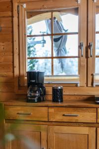 una macchinetta del caffè su un bancone in una cucina con finestra di Hüttenzauber im Naturpark Altmühltal a Greding