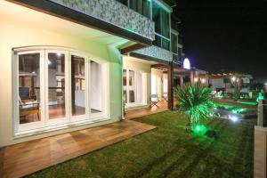 una casa con un patio con una planta delante en Pousada Praia Do Meio, en Torres