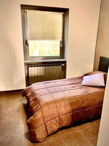 Schlafzimmer mit einem großen Bett und einem Fenster in der Unterkunft Hotel Ristorante Borgo Antico in Ceprano