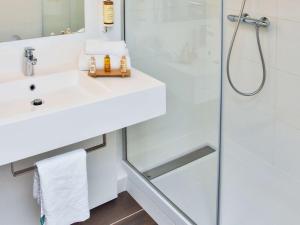 Um banheiro em Mercure Granville Le Grand Large