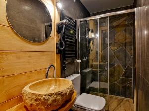 y baño con ducha y lavamanos grande de piedra. en Domki Vika Home i Wataha Home - w samym centrum zakopanego - 10min pieszo do Krupówek, en Zakopane