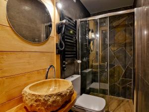 a bathroom with a large stone sink and a shower at Domki Vika Home i Wataha Home - świetna lokalizacja w centrum Zakopanego - 10min pieszo do Krupówek! in Zakopane