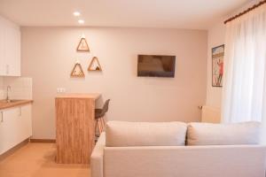 uma sala de estar com um sofá e uma mesa em Fabuleux studio, belle décoration et excellent emplacement em Pas de la Casa