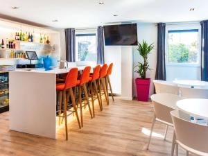 TV a/nebo společenská místnost v ubytování ibis Styles Toulouse Nord Sesquieres