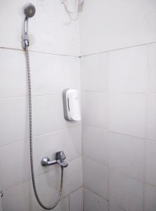 um chuveiro na casa de banho com uma cabeça de chuveiro em Wisma Anton Soedjarwo em Areman
