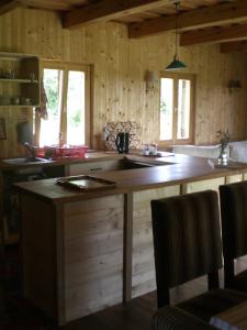 uma cozinha com uma grande ilha de madeira num quarto em Naturpark Ferienhaus em Szalafő