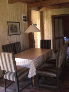 stół jadalny i krzesła z drewnianym stołem w obiekcie Naturpark Ferienhaus w mieście Szalafő +23 zdjęcia