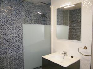 Un baño de APARTAMENTO XALOC, Mnostrum Playa de Gandia EXCLUSIVO FAMILIAS