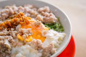 ホテルの敷地内または近くでの食事または食べ物