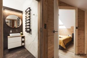Posteľ alebo postele v izbe v ubytovaní Apartament Stary Drewniany Białka Ski Resort -obok Termy Bania i Kotelnica