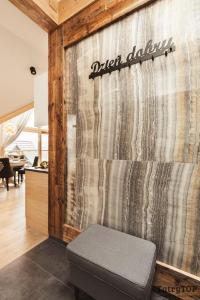 Posedenie v ubytovaní Apartament Stary Drewniany Białka Ski Resort -obok Termy Bania i Kotelnica