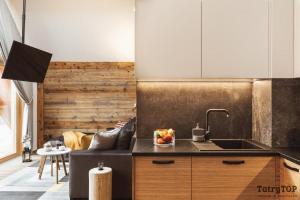 Kuchyňa alebo kuchynka v ubytovaní Apartament Stary Drewniany Białka Ski Resort -obok Termy Bania i Kotelnica