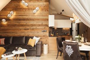 Posedenie v ubytovaní Apartament Stary Drewniany Białka Ski Resort -obok Termy Bania i Kotelnica