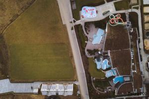 Pohľad z vtáčej perspektívy na ubytovanie Apartament Stary Drewniany Białka Ski Resort -obok Termy Bania i Kotelnica