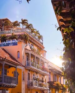 um edifício com palmeiras em cima em Townhouse Boutique Hotel em Cartagena de Indias