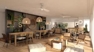 un comedor con mesas y sillas y una habitación con en The Salty Pelican Yoga & Surf Retreat, en Ericeira