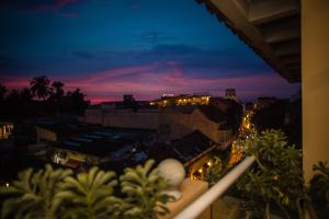 uitzicht op een stad 's nachts met verlichting bij Townhouse Boutique Hotel in Cartagena