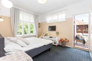 ein Hotelzimmer mit einem Bett und einem Balkon in der Unterkunft Villa Meri in Pärnu