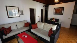 una sala de estar con un sofá y una mesa en Apartment Prosinečki, en Malinska