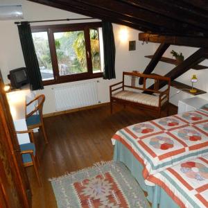 1 dormitorio con 2 camas, mesa y sillas en Villa Margherita en Anduins