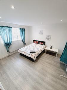 a bedroom with a bed and a window at Southend On Sea Apartments - Close too Shops in Southend-on-Sea