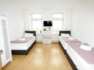 Habitación con 2 camas y TV. en SUNNYHOME Monteurwohnungen und Apartments in Erfurt en Erfurt