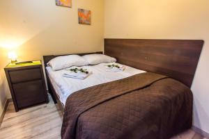 a bedroom with a large bed with two dishes on it at Apartamenty Izerskie - ul. Cicha 13H-I in Świeradów-Zdrój