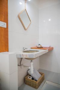 A bathroom at Pousada Santorini