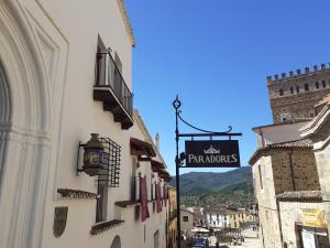 uma rua com uma placa na lateral de um edifício em Parador de Guadalupe em Guadalupe