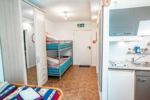 Kuchyň nebo kuchyňský kout v ubytování Motel Home Berlin