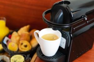 eine Kaffeemaschine mit einer Tasse Kaffee in der Unterkunft Hotel La Terrasse in De Panne