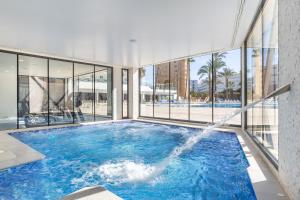 una piscina con fontana in un edificio di Hotel Samos a Magaluf