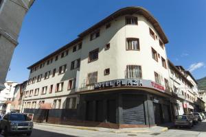a building on a street with cars parked in front of it at Hotel Plaza CA in Mérida